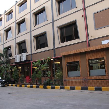 Reddoorz Plus Near Soekarno Hatta Airport 2 Tangerang Ngoại thất bức ảnh