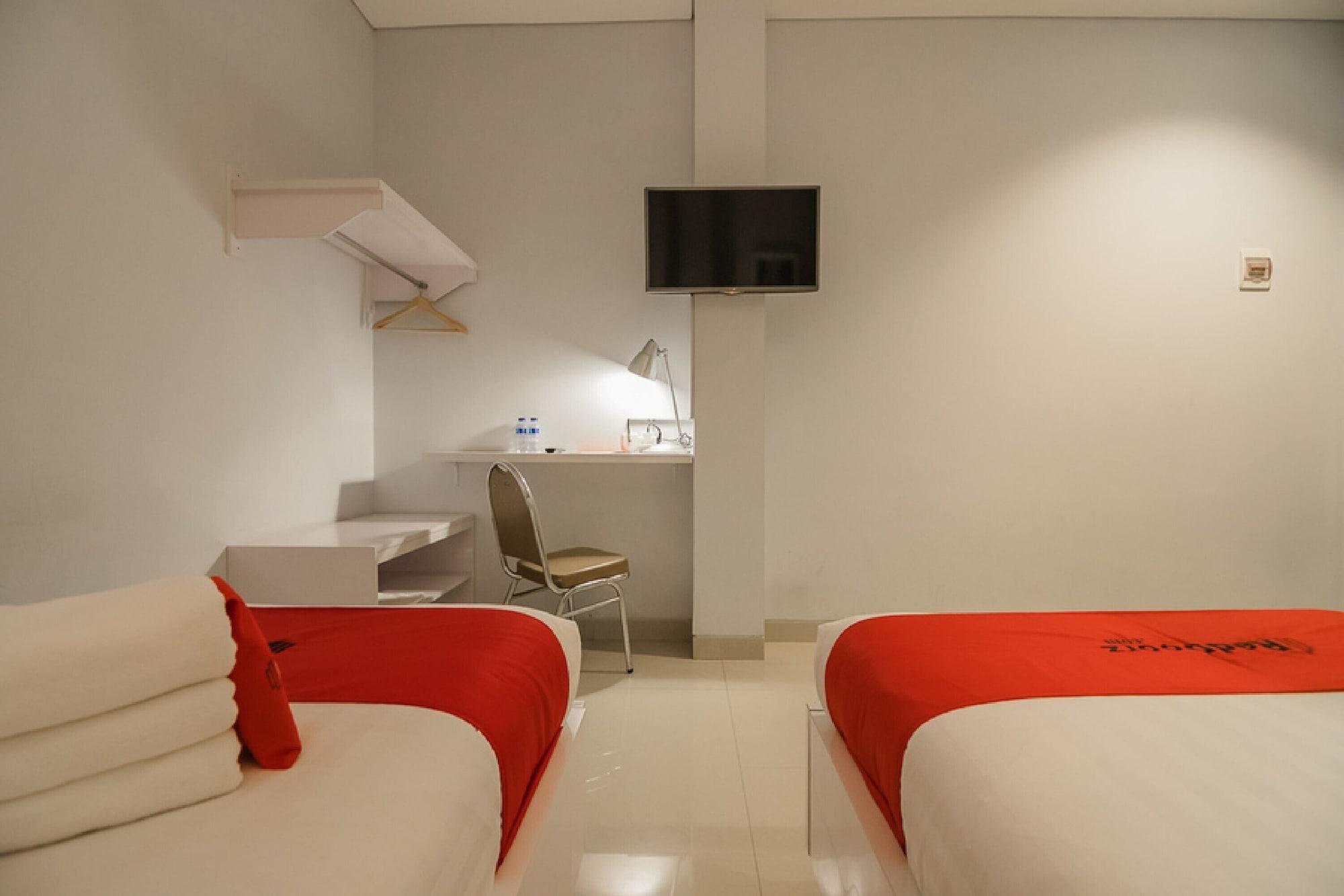 Reddoorz Plus Near Soekarno Hatta Airport 2 Tangerang Ngoại thất bức ảnh