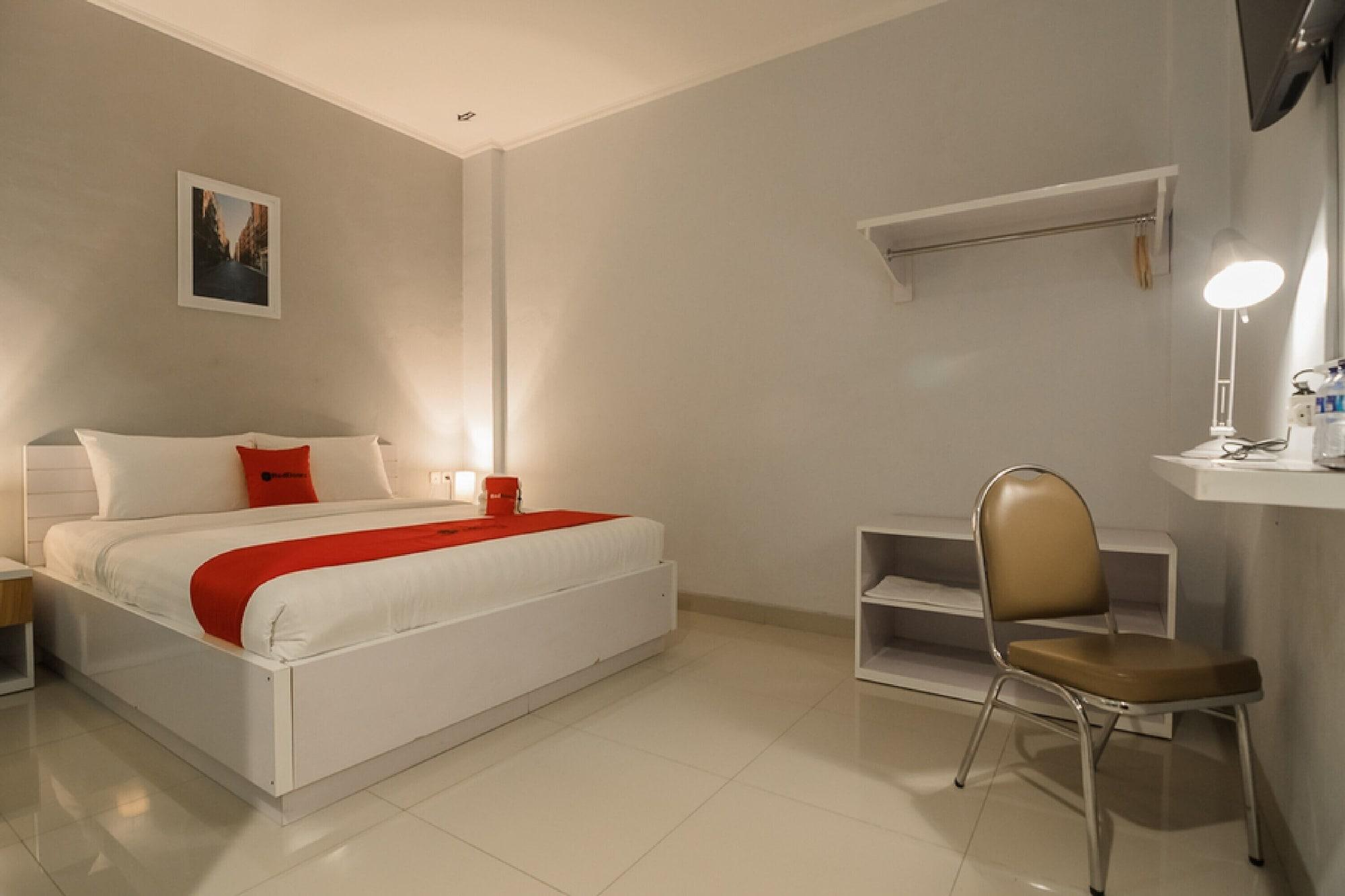 Reddoorz Plus Near Soekarno Hatta Airport 2 Tangerang Ngoại thất bức ảnh