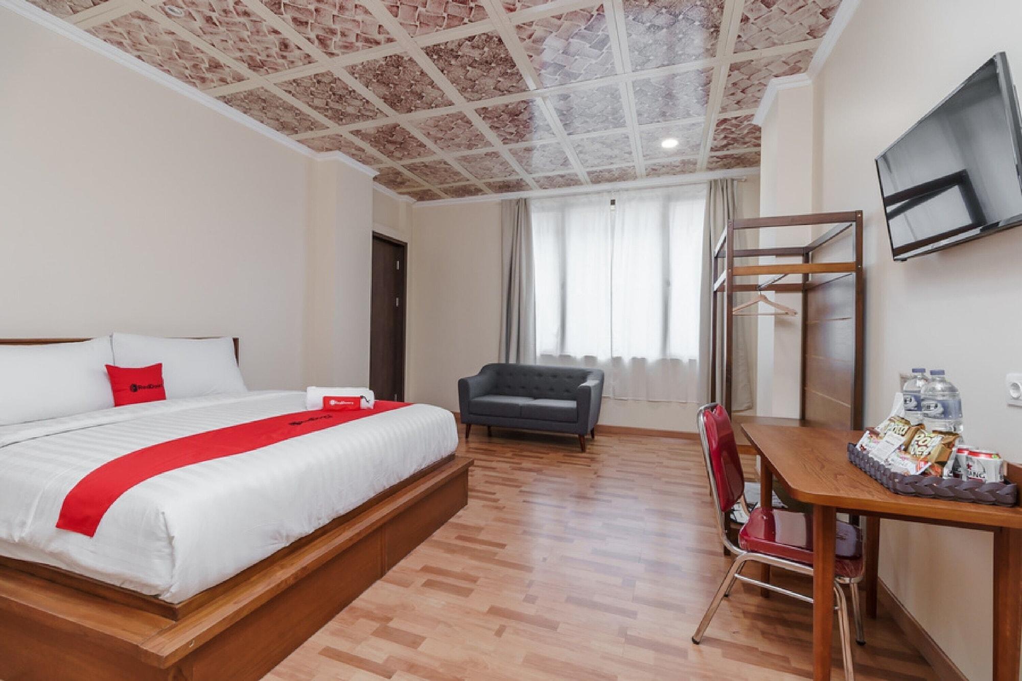 Reddoorz Plus Near Soekarno Hatta Airport 2 Tangerang Ngoại thất bức ảnh