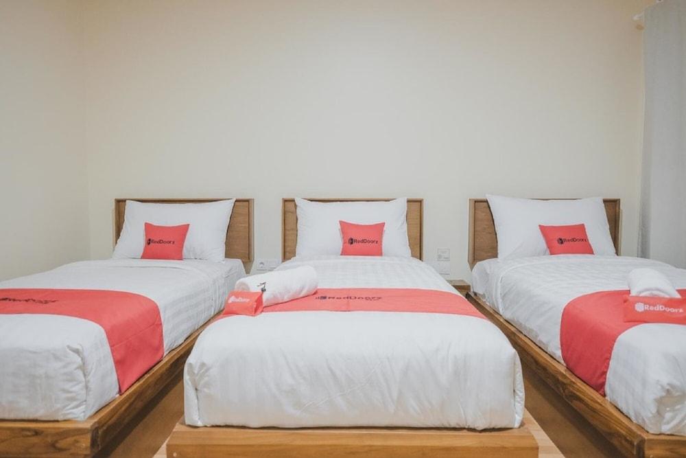 Reddoorz Plus Near Soekarno Hatta Airport 2 Tangerang Ngoại thất bức ảnh