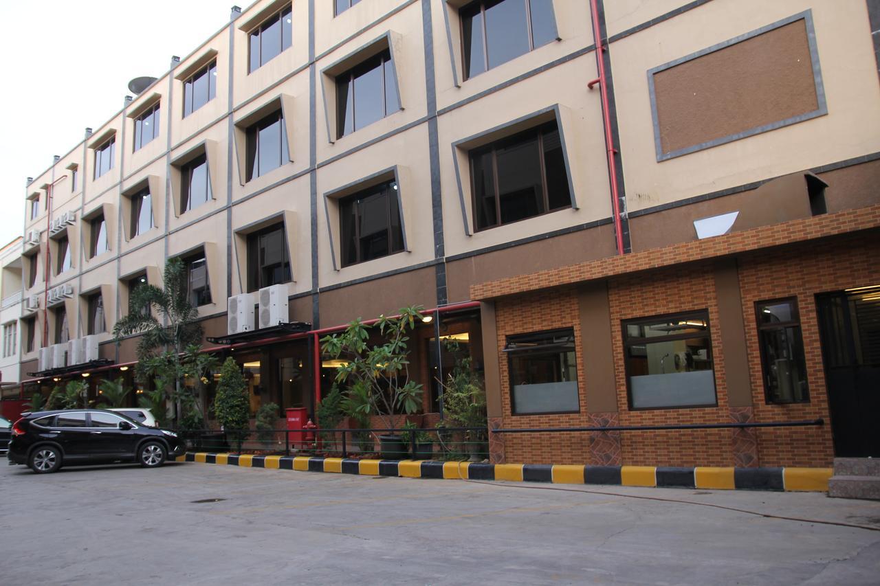 Reddoorz Plus Near Soekarno Hatta Airport 2 Tangerang Ngoại thất bức ảnh