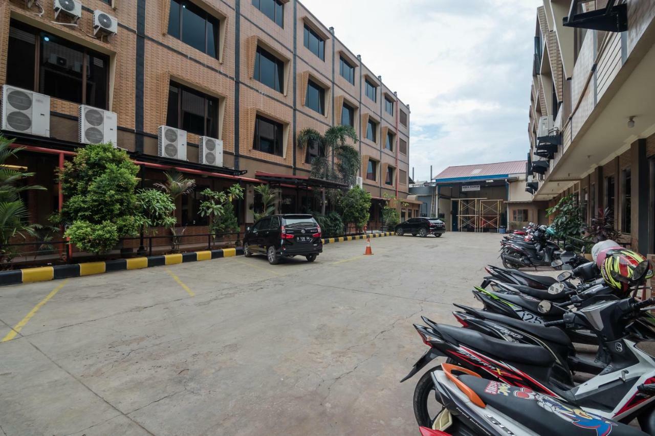 Reddoorz Plus Near Soekarno Hatta Airport 2 Tangerang Ngoại thất bức ảnh