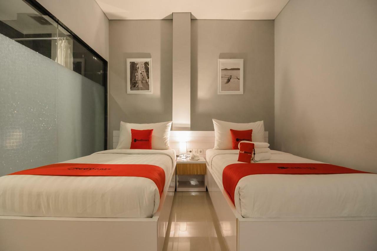 Reddoorz Plus Near Soekarno Hatta Airport 2 Tangerang Ngoại thất bức ảnh