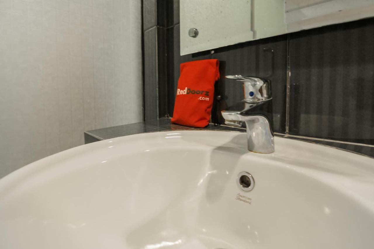 Reddoorz Plus Near Soekarno Hatta Airport 2 Tangerang Ngoại thất bức ảnh
